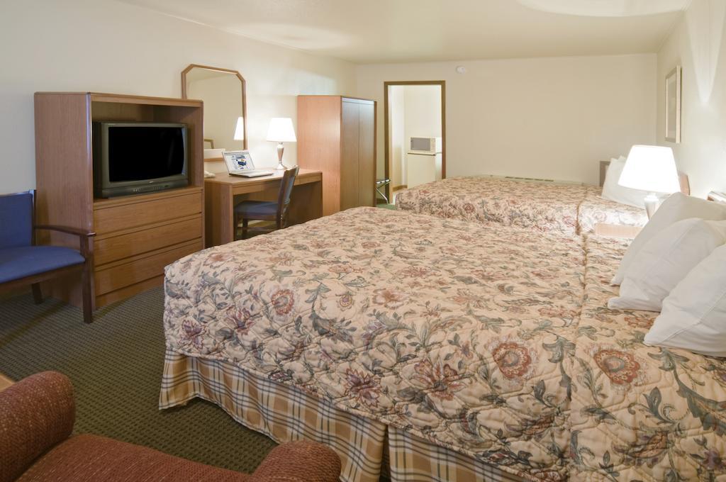 Fort Hays Inn Room photo